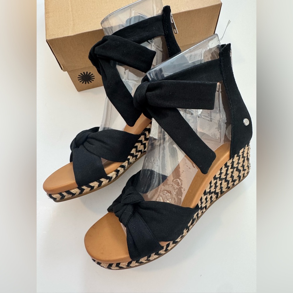 NWT UGG Size 8 Yarrow Black and Tan Espadrille Wedge Sandals